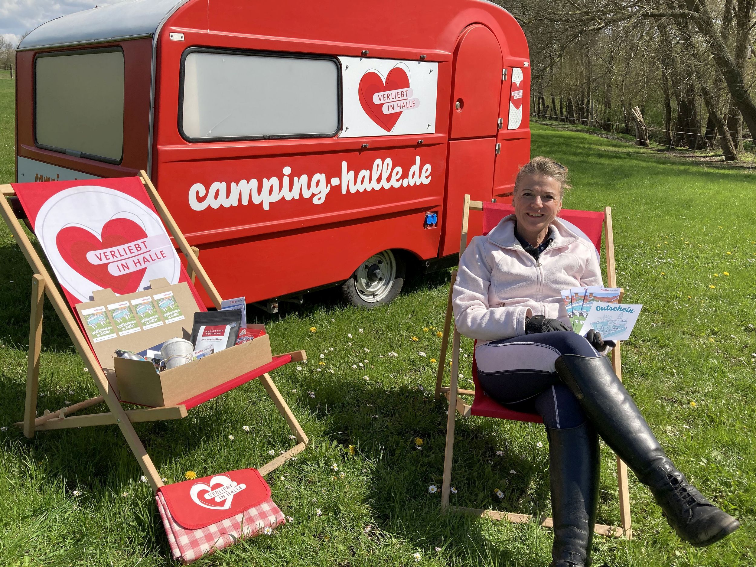 Reisemobilstellplatz - Preisniveau: kostenlos - Sachsen-Anhalt - Pressefoto: Gastgeberin Anke Dehn lädt zum privaten Campen auf den Reiterhof (c)Stadtmarketing Halle (Saale) GmbH   - Reiterhof Teicha