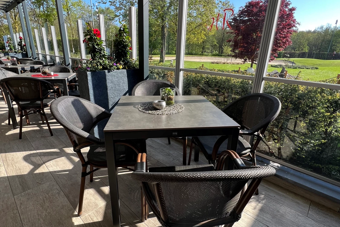 Wohnmobilstellplatz: Unser Restaurant Haus Rothenbach liegt direkt an der Golfanlage und bietet einen wunderschönen Ausblick auf diese an. - Golfpark Rothenbach