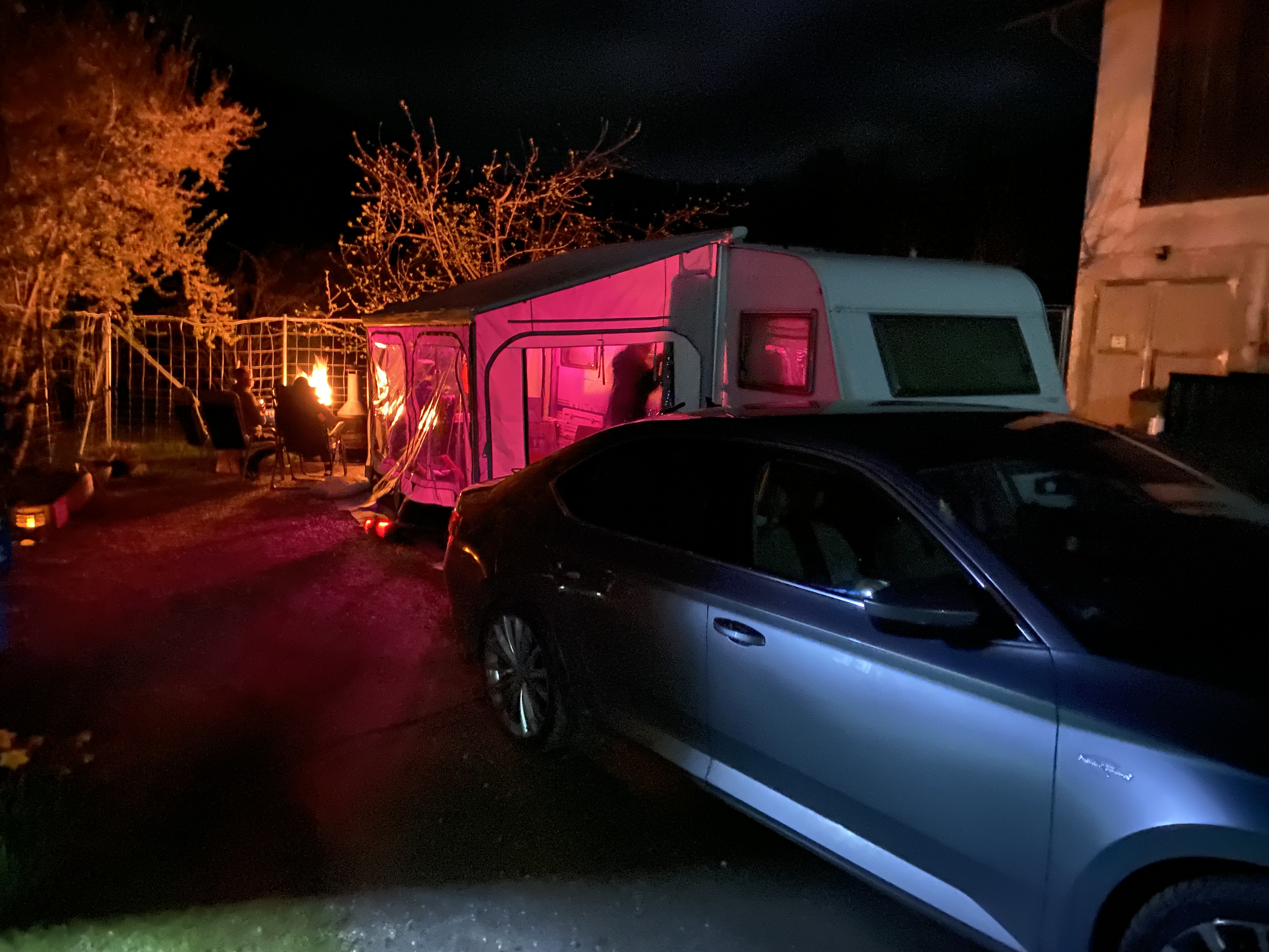 Wohnmobilstellplatz: Mit einer Feuertonne  - Stellplatz am Genusshof Friesach