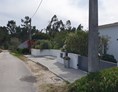 Wohnmobilstellplatz: Ansicht der Anfahrt. 
Auf der rechten Seite das Wohnhaus und am Ende der Mauer ist die Einfahrt rechts. - LAGOA DO BOI 