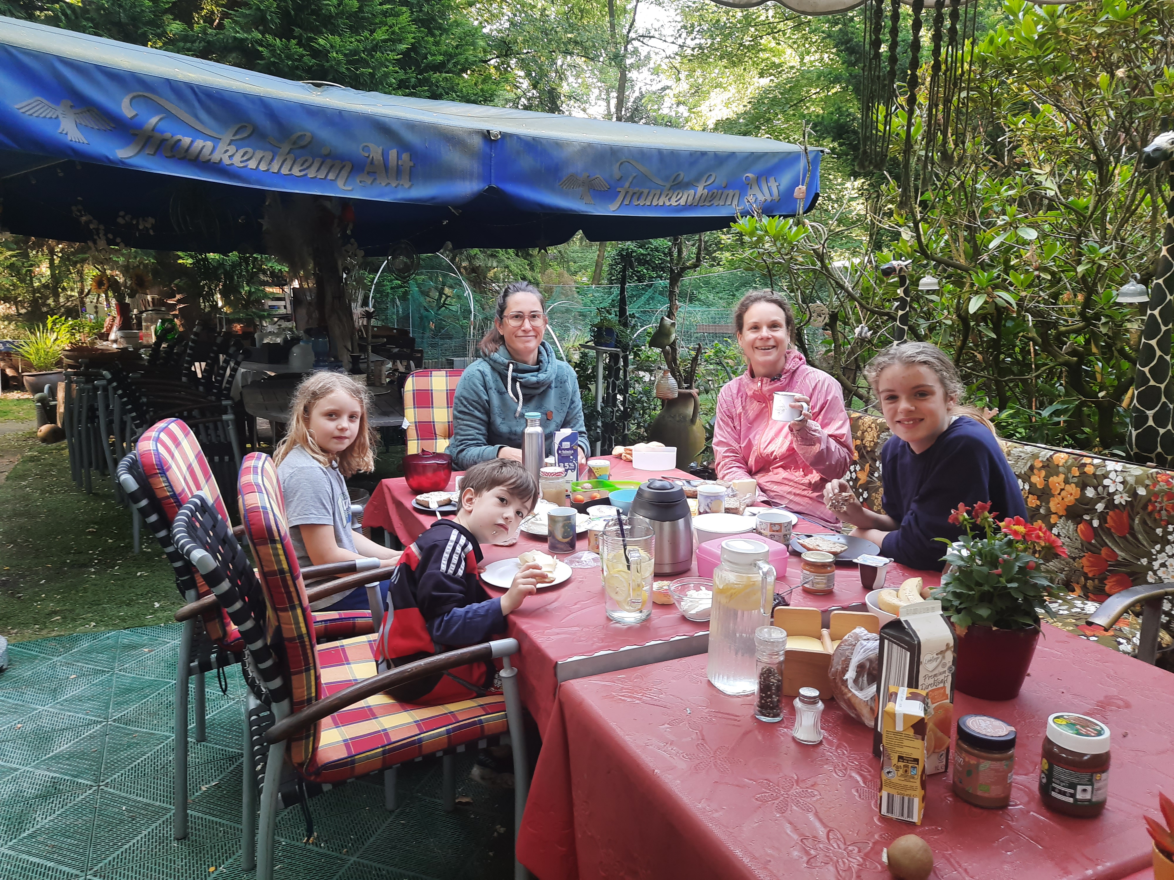 Wohnmobilstellplatz: Zeltplatz im Park mit vielen freilaufenden Tieren