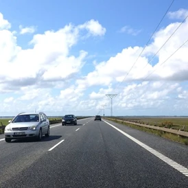 Wohnmobilstellplatz: Deichstraße  zur Insel Romö  - Reitstall- Nordseeküste .Landhaus Sondernaes ..Holmvej 18.. DK 6780 