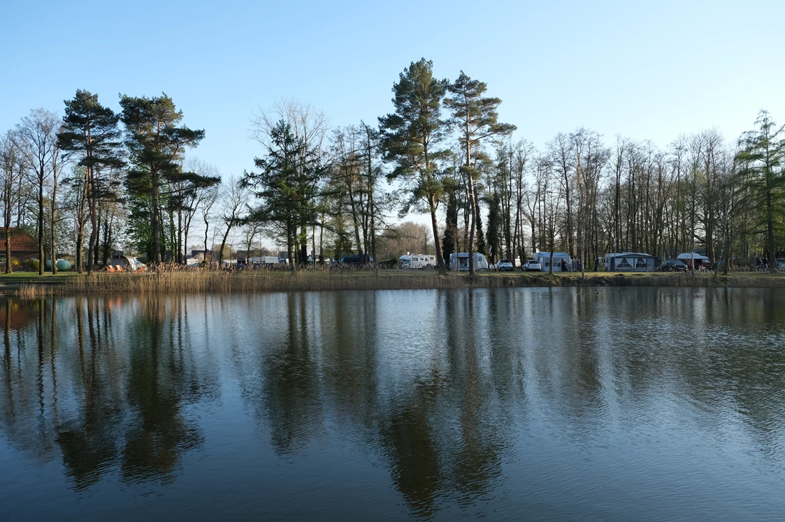 Wohnmobilstellplatz: Badesee am Campingplatz - Wohnmobilhafen Friesland Camping Schortens