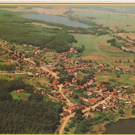 Wohnmobilstellplatz: Luftbild Alte Postkarte
Holzendorfer See oben links
Dabeler See unten rechts - Am Holzendorfer See Dabel