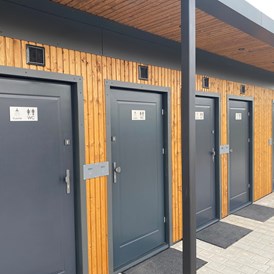 Wohnmobilstellplatz: Sanitärgebäude mit 5 einzelnen Bädern und 1 Spülraum 1 Bad davon gross für Familie und Handicap - Wohnmobilpark Kenzingen 