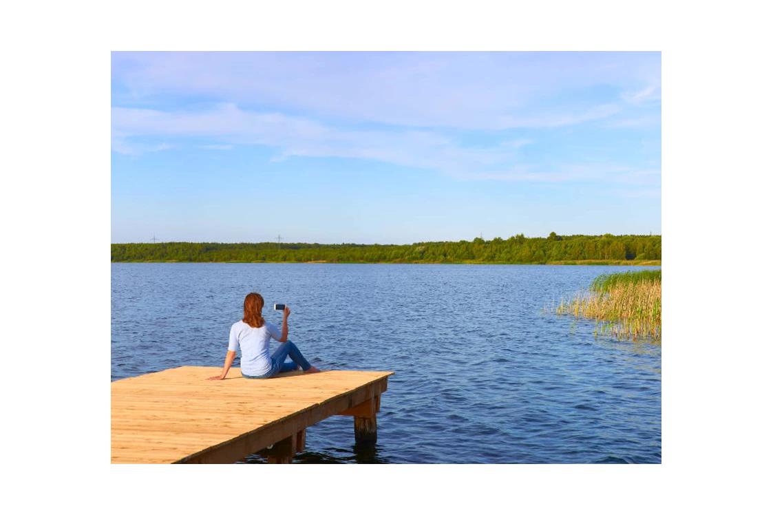 Wohnmobilstellplatz: Holzsteg am Gröberner See für die Gäste des See- und Waldresorts Gröbern - Wohnmobilcamp See- und Waldresort Gröbern