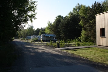 Wohnmobilstellplatz: Stellplatz und Sanitärgebäude - Wohnmobilcamp See- und Waldresort Gröbern