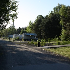 Wohnmobilstellplatz: Stellplatz und Sanitärgebäude - Wohnmobilcamp See- und Waldresort Gröbern