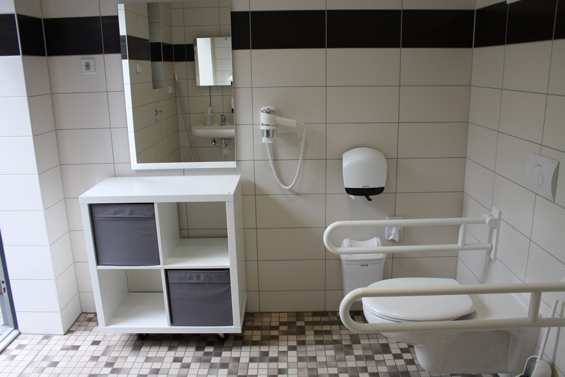 Wohnmobilstellplatz: Behindertentoilette und Dusche im Sanitärgebäude - Wohnmobilcamp See- und Waldresort Gröbern