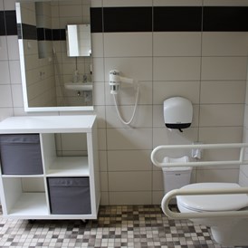 Wohnmobilstellplatz: Behindertentoilette und Dusche im Sanitärgebäude - Wohnmobilcamp See- und Waldresort Gröbern