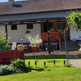 Wohnmobilstellplatz: Eingang Landhaus Noreia - Landhaus Noreia's Wiese nahe Klopeiner See