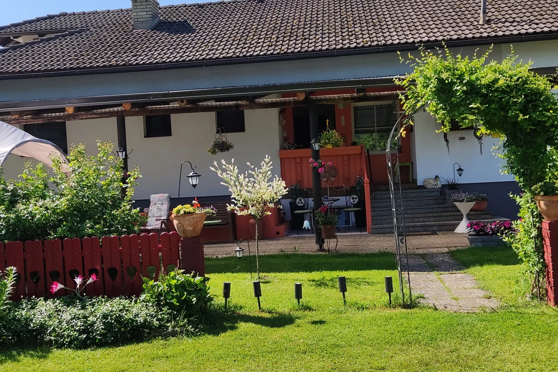 Wohnmobilstellplatz: Eingang Landhaus Noreia - Landhaus Noreia's Wiese nahe Klopeiner See