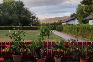 Wohnmobilstellplatz: Stellplatz-Blick aus dem Gästegarten - Landhaus Noreia's Wiese nahe Klopeiner See