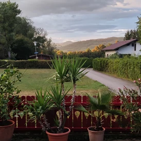 Wohnmobilstellplatz: Stellplatz-Blick aus dem Gästegarten - Landhaus Noreia's Wiese nahe Klopeiner See