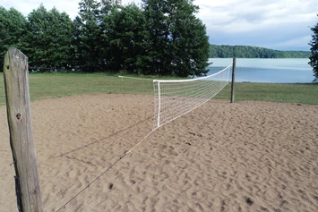 Wohnmobilstellplatz: Beachvolleyballfeld - Liegewiese Holzablage Miechen