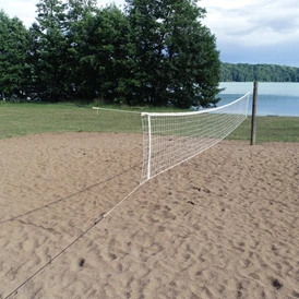 Wohnmobilstellplatz: Beachvolleyballfeld - Liegewiese Holzablage Miechen