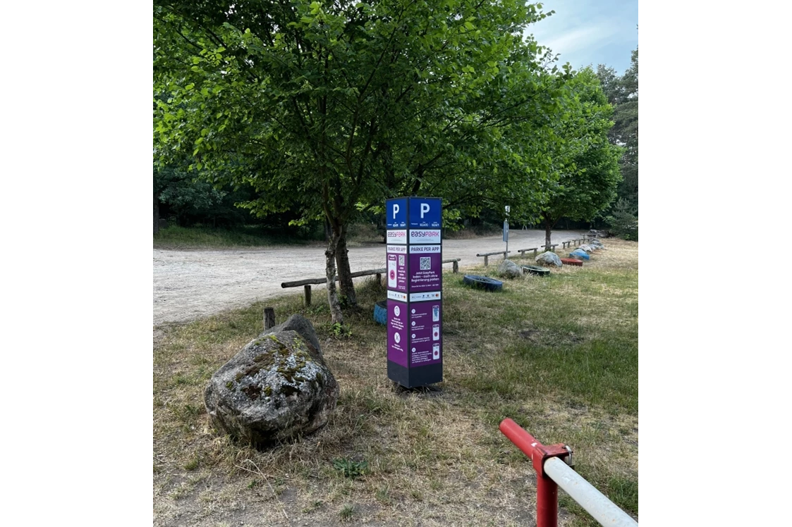 Wohnmobilstellplatz: Parkplatz EasyPark - Liegewiese Holzablage Miechen