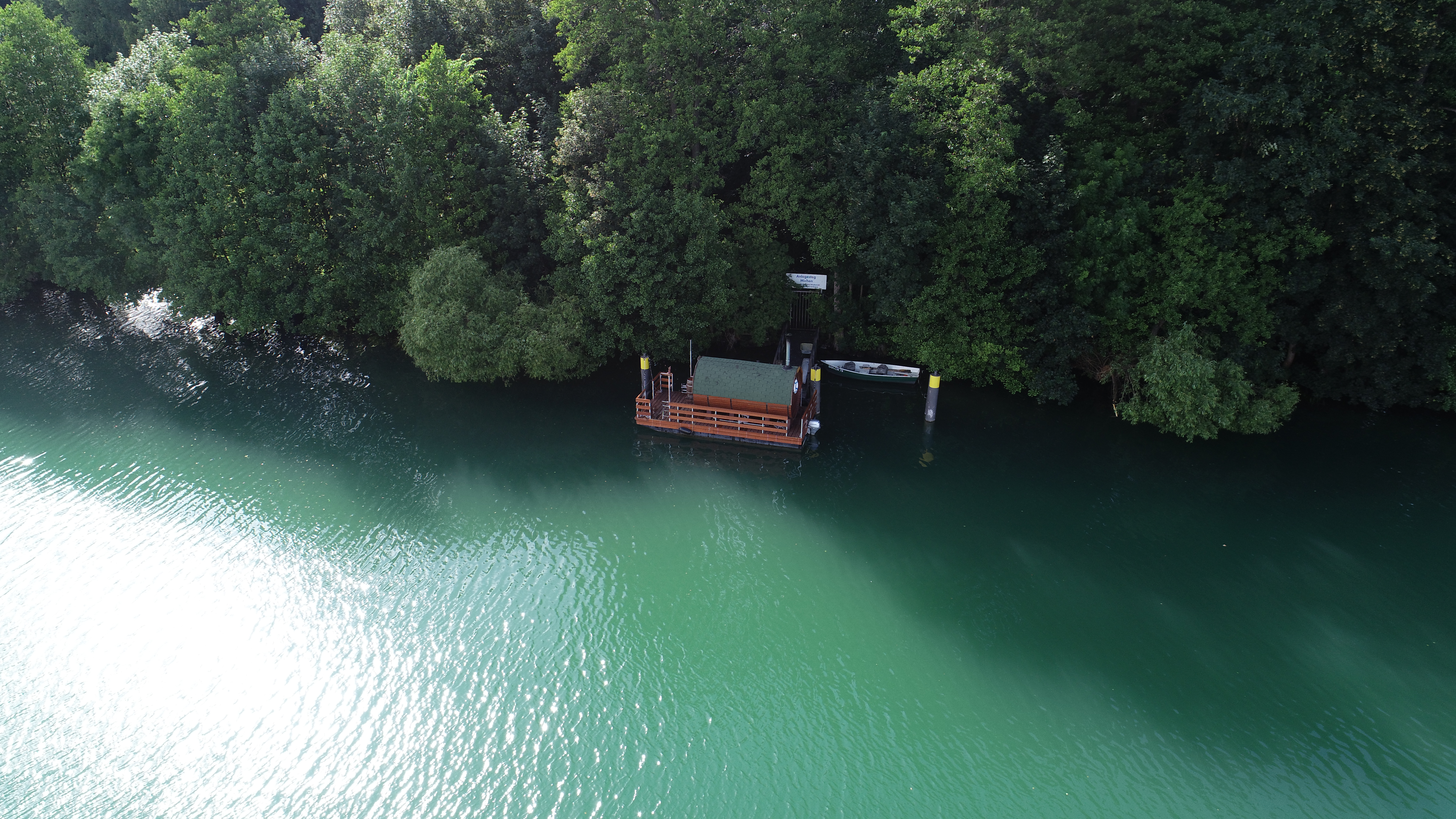 Wohnmobilstellplatz: Saunafloß - Liegewiese Holzablage Miechen