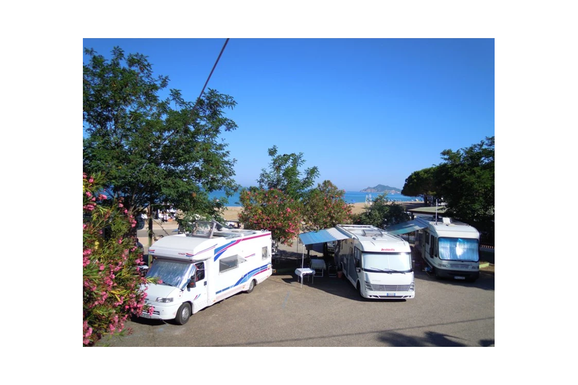 Wohnmobilstellplatz: Stellplatz direkt am Meer! Es gibt auch einen grossen schattigen und begruenten Parkplatz.  - Costa Orientale