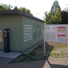 Wohnmobilstellplatz: Wohnmobilstellplatz Mannheim Technikgebäude und Infotafel - Wohnmobilstellplatz Mannheim-Neuostheim