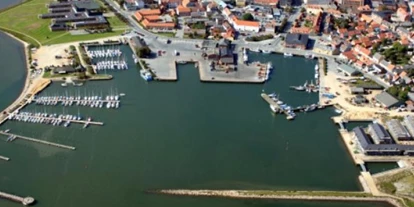 Posto auto camper - Art des Stellplatz: bei Gewässer - Farso - http://www.msogm.dk - Stellplatz am Morso Yacht Club & Marina