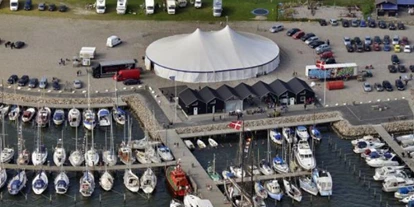 Motorhome parking space - Stromanschluss - Hadsund - https://udbyhojlystbaadehavn.randers.dk/ - Stellplatz an der Udbyhoj Marina