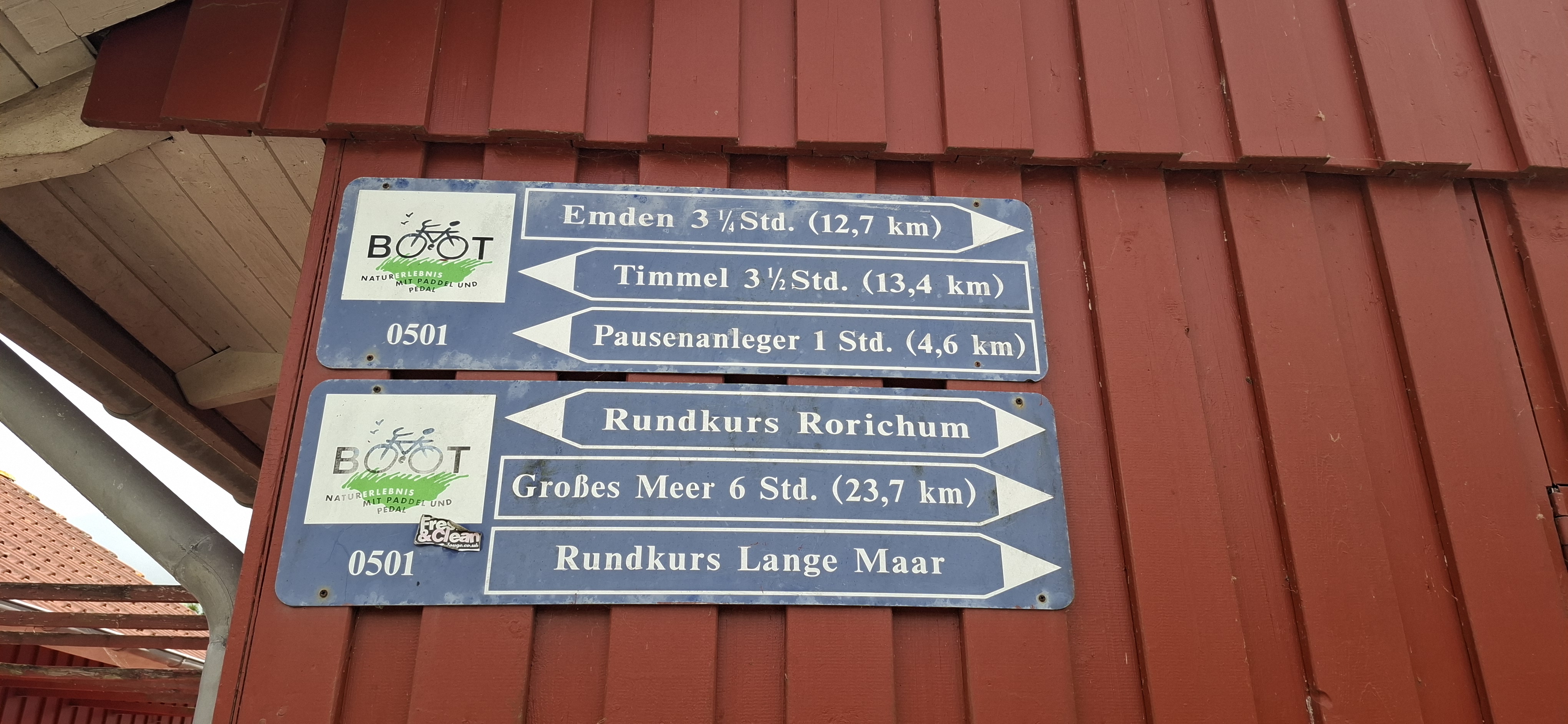 Place de parking pour camping-car - Bunde - Wegweiser an der Paddelstation - Paddel und Pedal am Rorichumer Tief