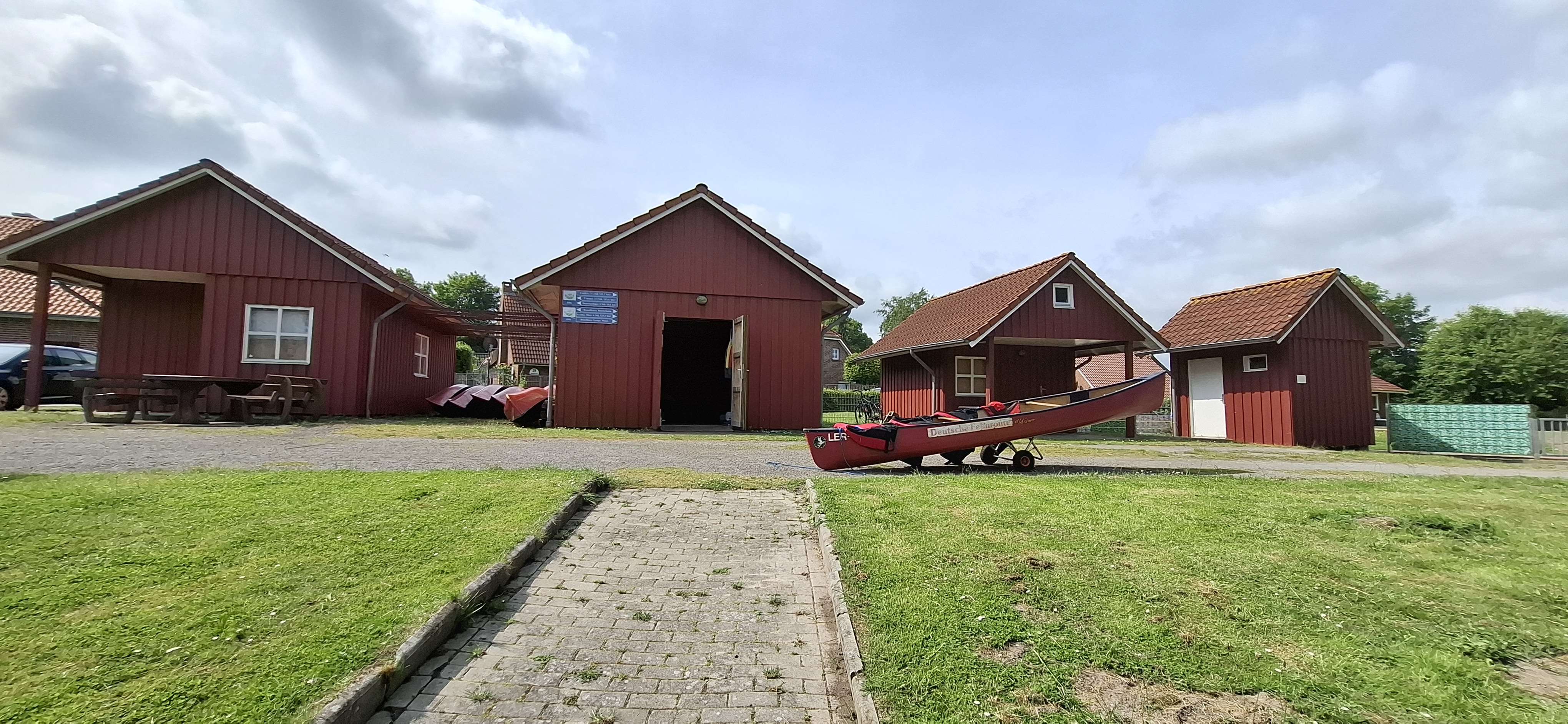 Wohnmobilstellplatz: Ansicht vom Steg auf die Kanustation  - Paddel und Pedal am Rorichumer Tief