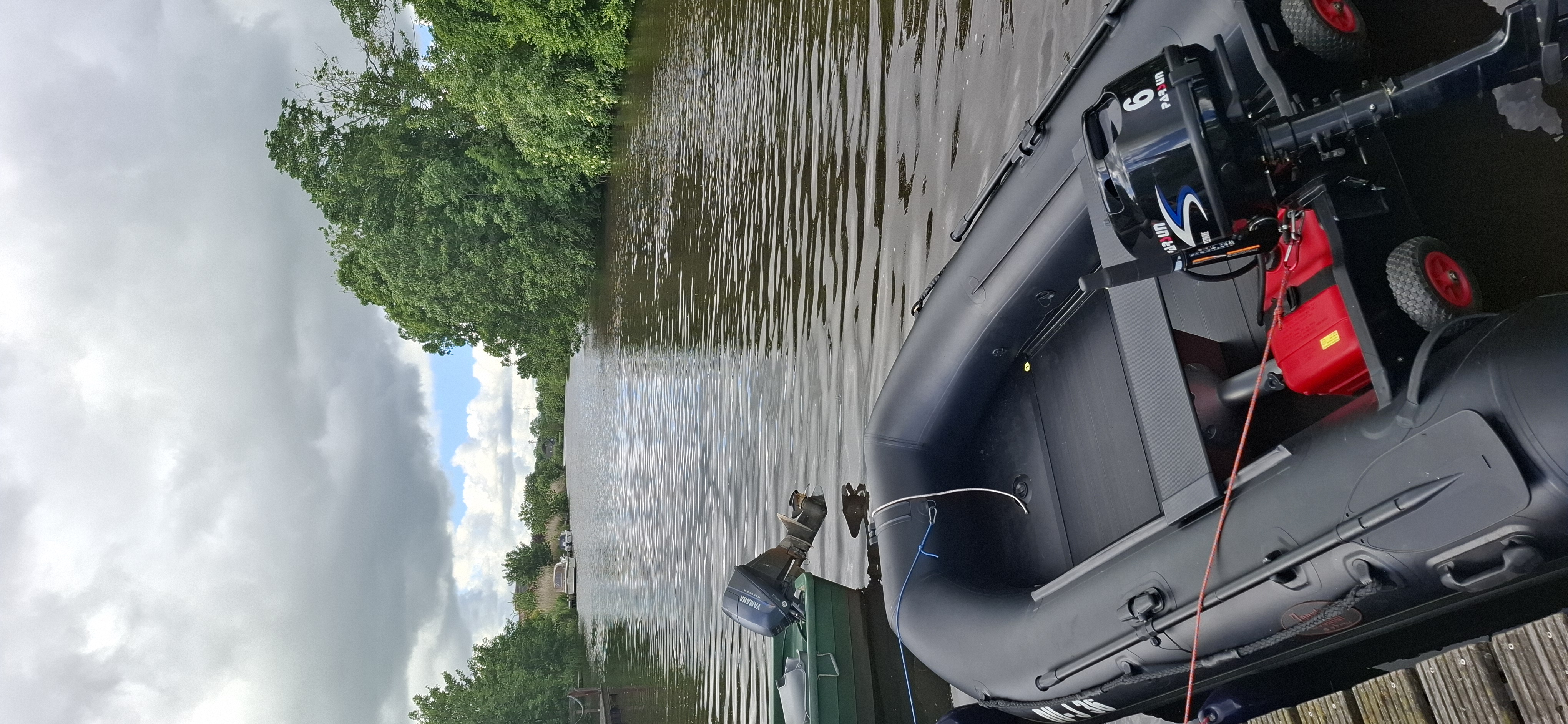Wohnmobilstellplatz: Boote am Anleger - Paddel und Pedal am Rorichumer Tief
