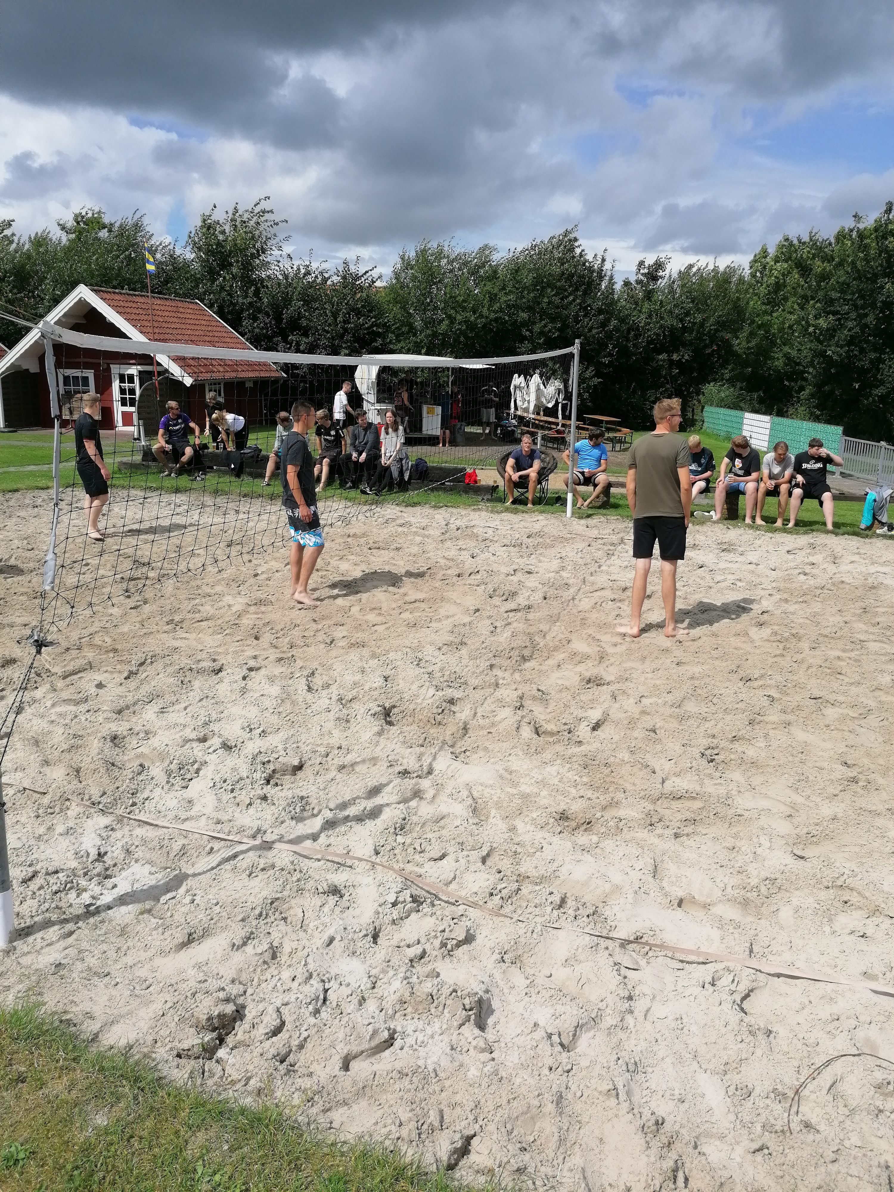 Reisemobilstellplatz: Beachvolleyballfeld vor dem Stellplatz. - Paddel und Pedal Rorichum