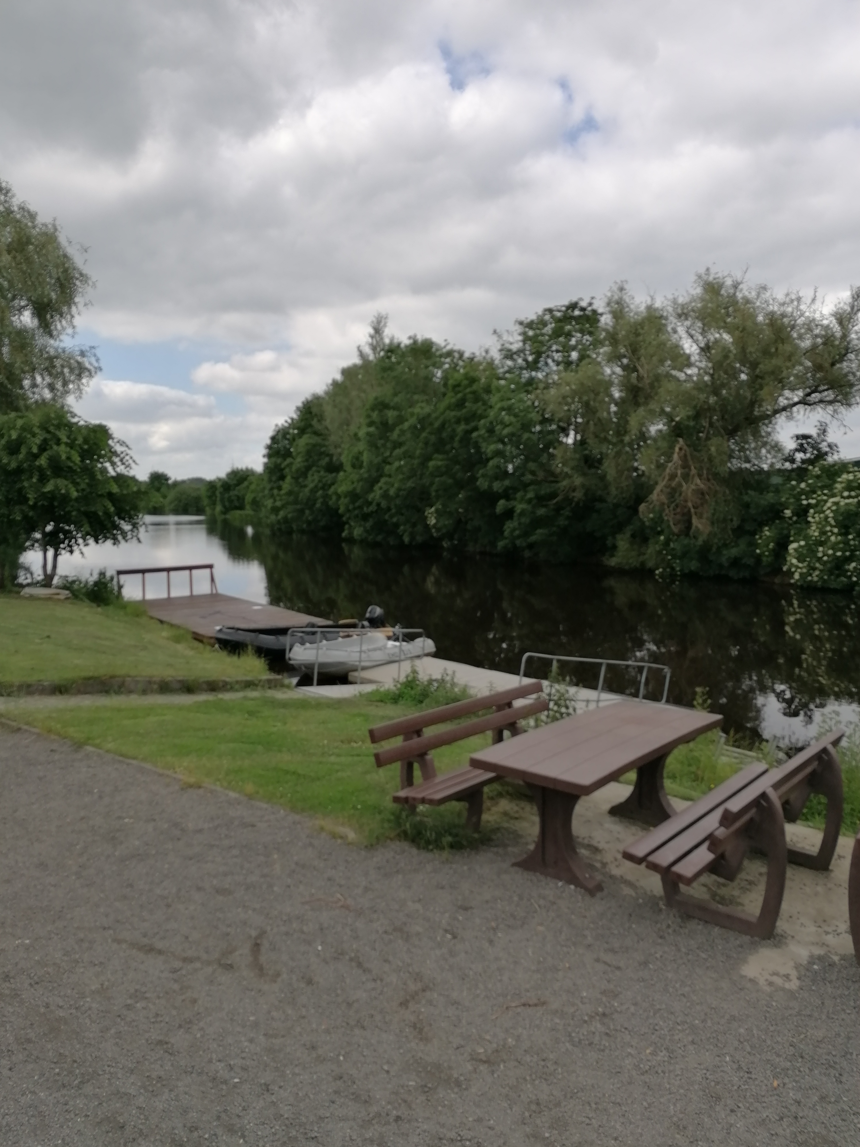 Reisemobilstellplatz: Sitzgelegenheiten direkt am Wasser und Stellplatz - Paddel und Pedal Rorichum