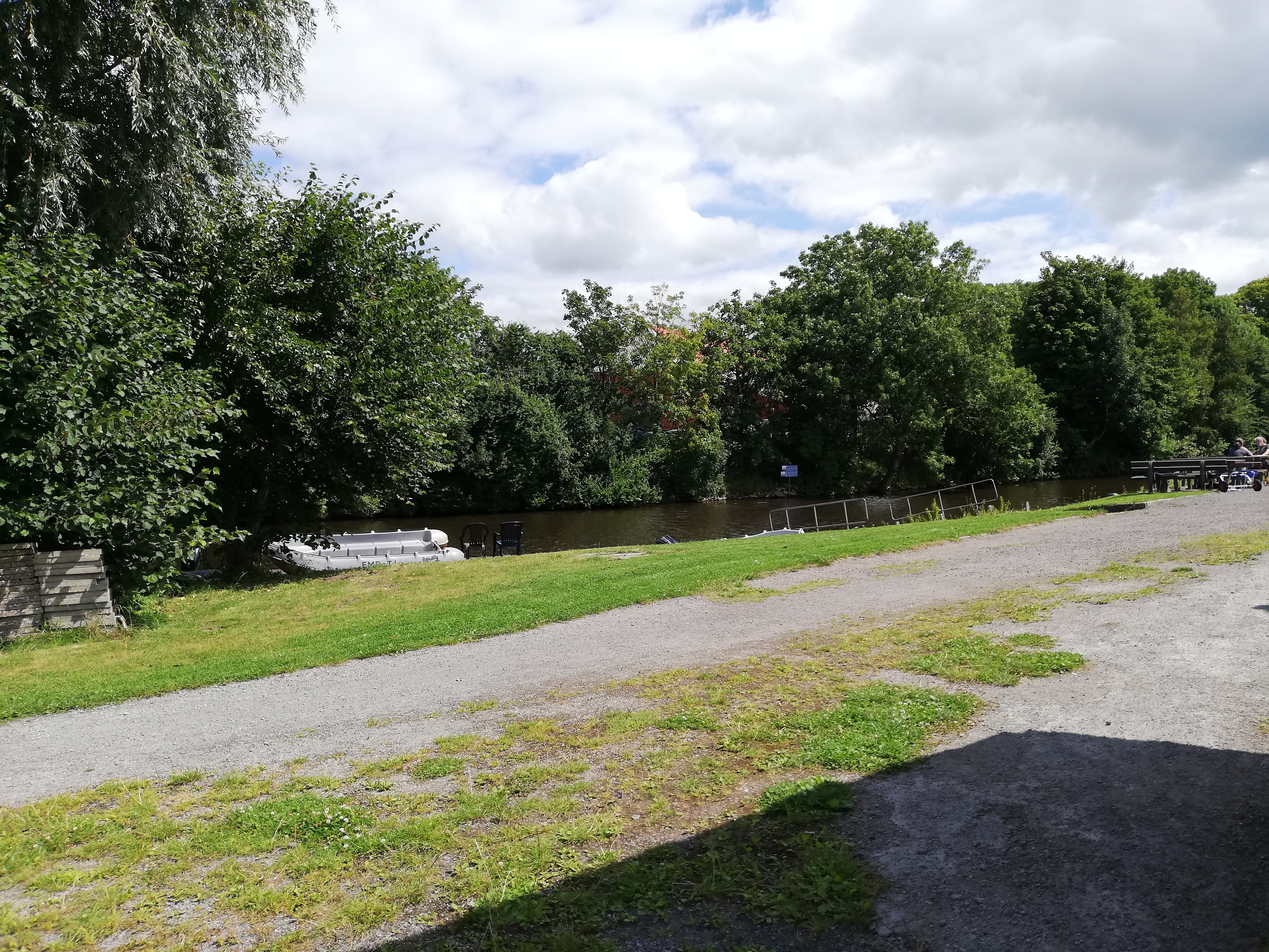 Reisemobilstellplatz: Aussicht vom Stellplatz aus zum Wasser - Paddel und Pedal Rorichum