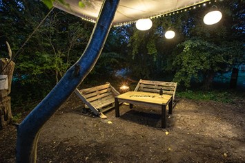 Wohnmobilstellplatz: Ein überdachter kleiner Loungebereich bietet Euch auch bei Regenwetter die Möglichkeit, gemeinsam draußen zu sitzen. - Vandorf Wohnmobilstellplatz
