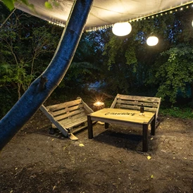 Wohnmobilstellplatz: Ein überdachter kleiner Loungebereich bietet Euch auch bei Regenwetter die Möglichkeit, gemeinsam draußen zu sitzen. - Vandorf® Wohnmobilstellplatz
