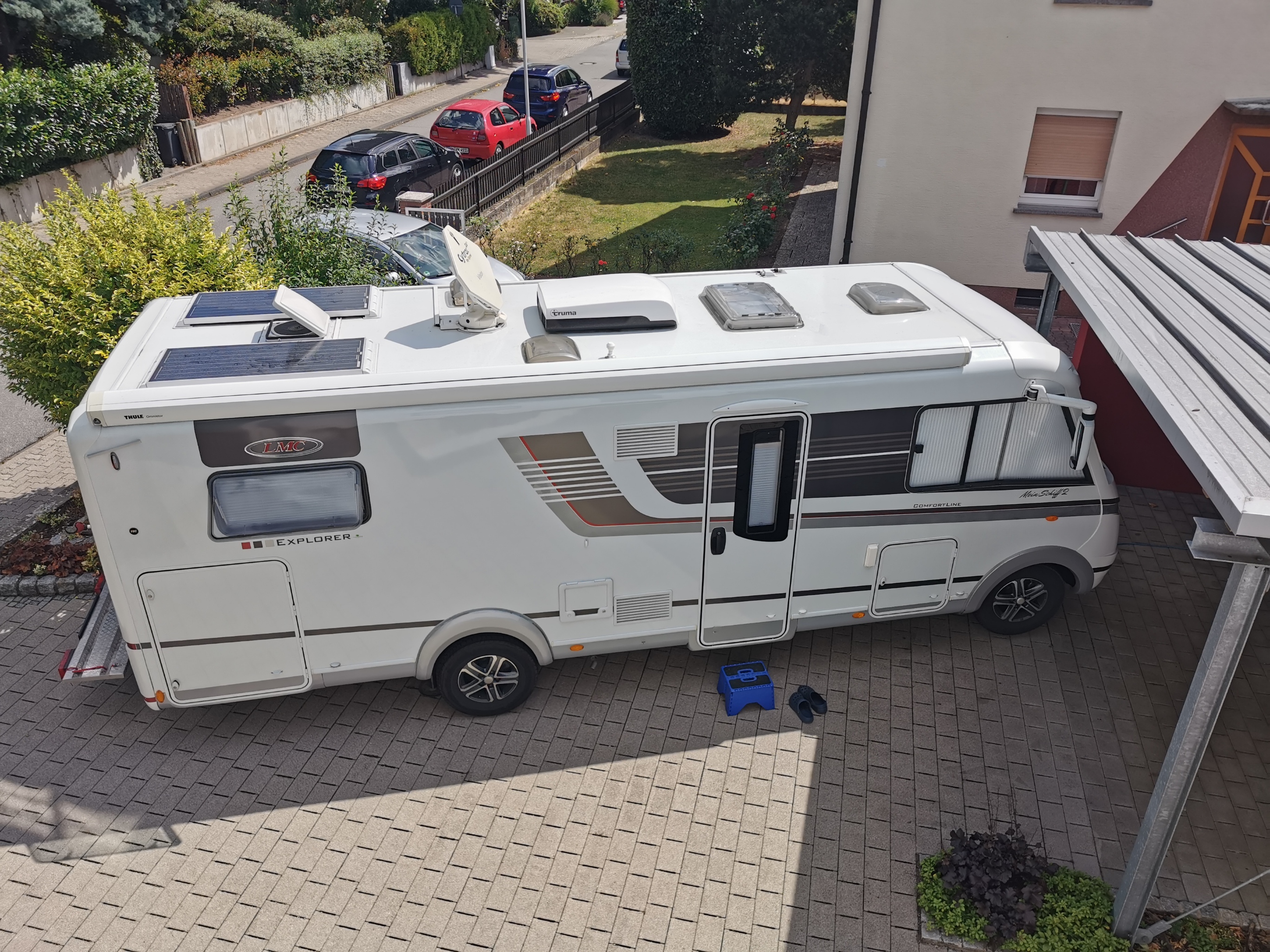 Wohnmobilstellplatz: Großer, gepflegter und gepflasterter Hof für 2-3 Wohnmobile mit Überdachung durch Carport für Gartenmöbel + Gartenmitbenutzung  - Womo-Stellplatz Bensheim in Badesee-Nähe