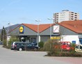 Wohnmobilstellplatz: Lidl-Discounter, Rewe-Supermarkt und Bäcker direkt gegenüber. Restaurants, Altstadt, Weinberge nur 1 km entfernt. - Womo-Stellplatz Bensheim in Badesee-Nähe