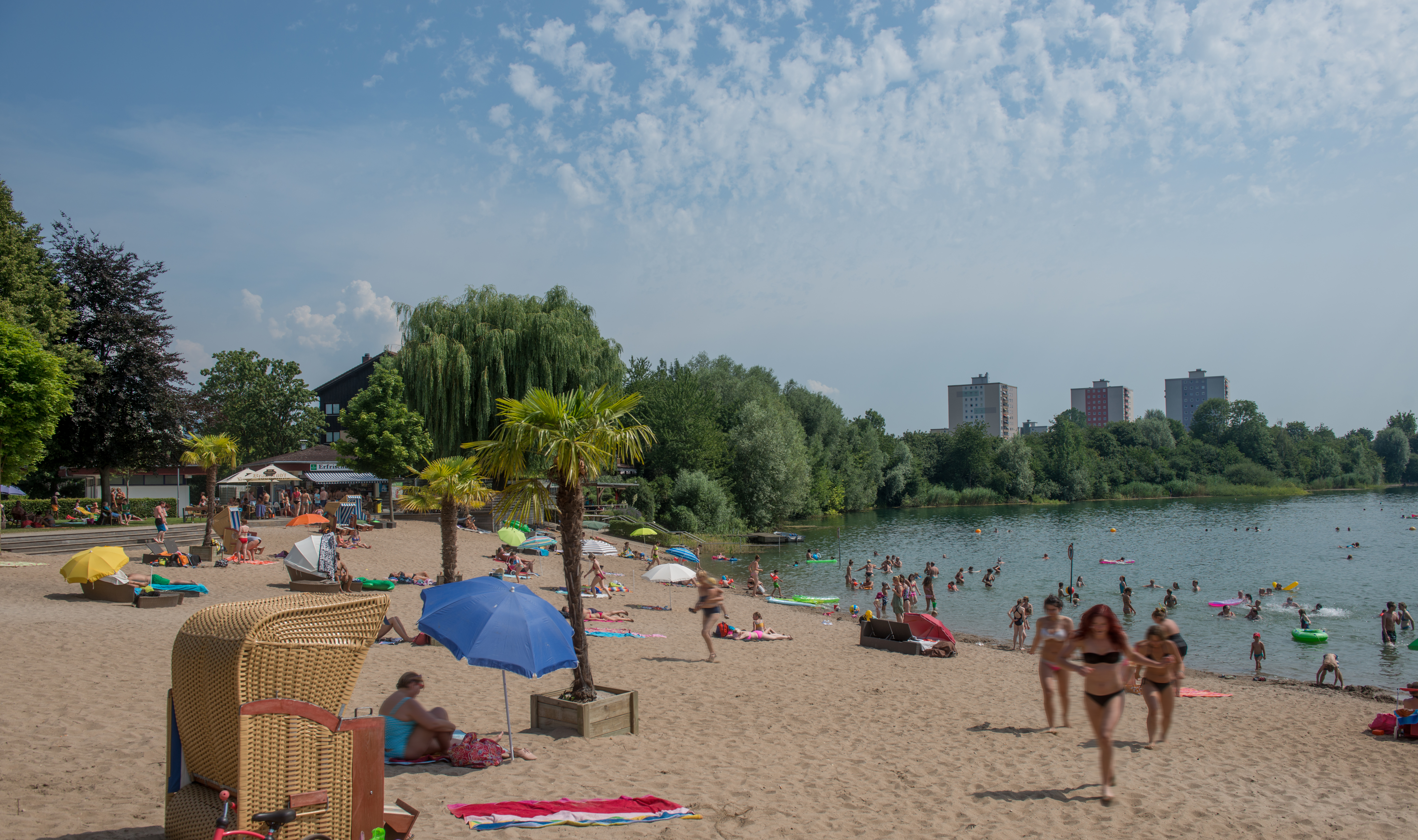 Wohnmobilstellplatz: Der schöne Badesee ist nur 800 Meter entfernt. Hier gibt es Duschen und Sanitäranlagen, einen Kiosk und ein Restaurant mit Biergarten. - Womo-Stellplatz Bensheim in Badesee-Nähe