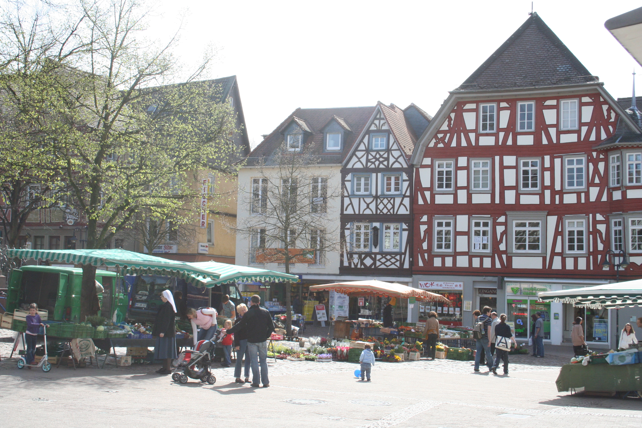 Wohnmobilstellplatz: Die historische Stadtmitte Bensheim erreicht Ihr in 20 Minuten zu Fuß. Hier findet von Montag bis Samstag der frische Wochenmarkt statt. Die Stadt lädt zum Shoppen, Bummeln Essen und Trinken ein. - Womo-Stellplatz Bensheim in Badesee-Nähe