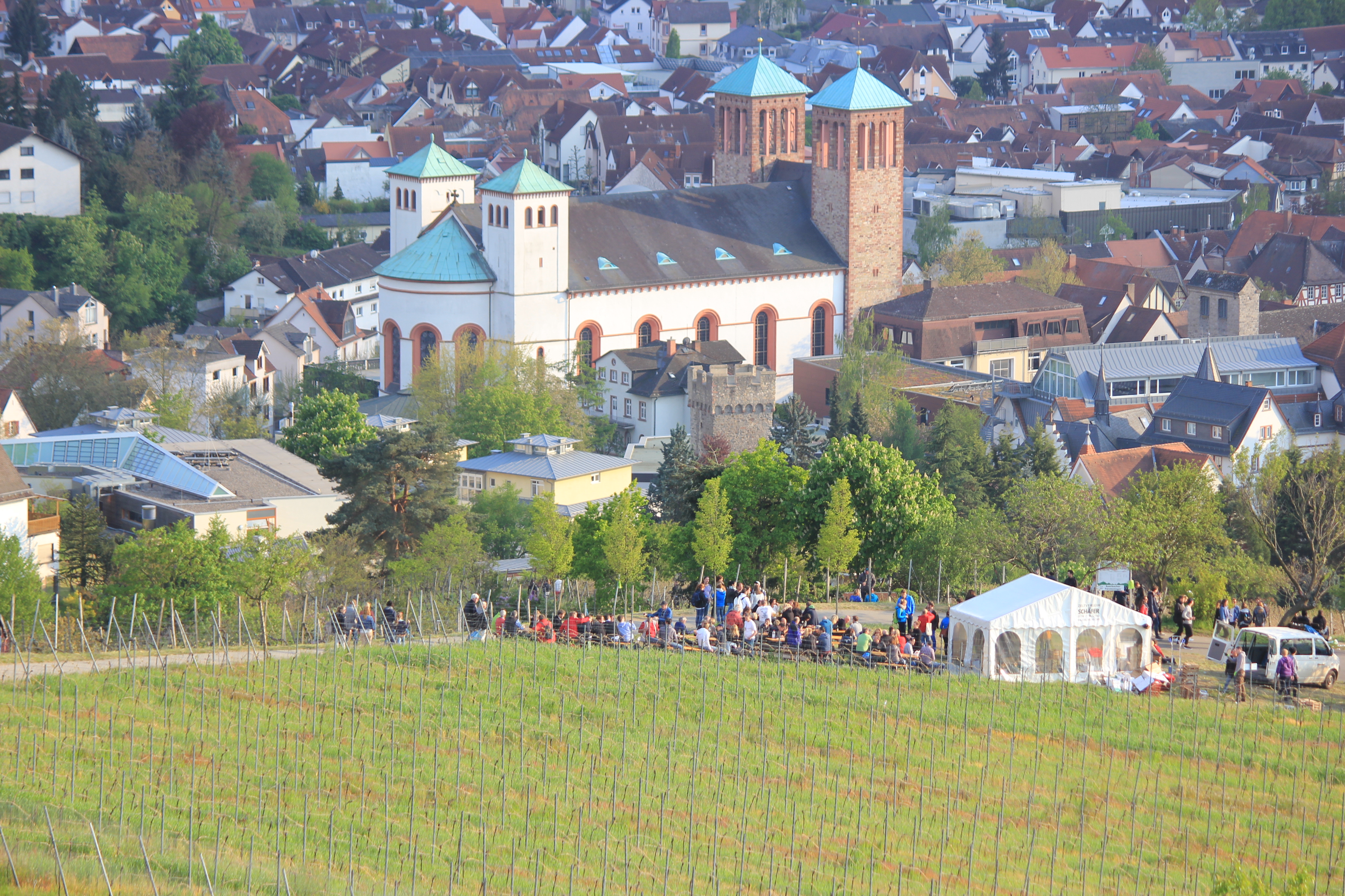 Wohnmobilstellplatz: Blick über Bensheim vom Weinberg aus. Hier befindet sich der Aussichtspunkt "Kirchberghäuschen" in den Weinbergen mit leckerem Essen und Trinken. - Womo-Stellplatz Bensheim in Badesee-Nähe