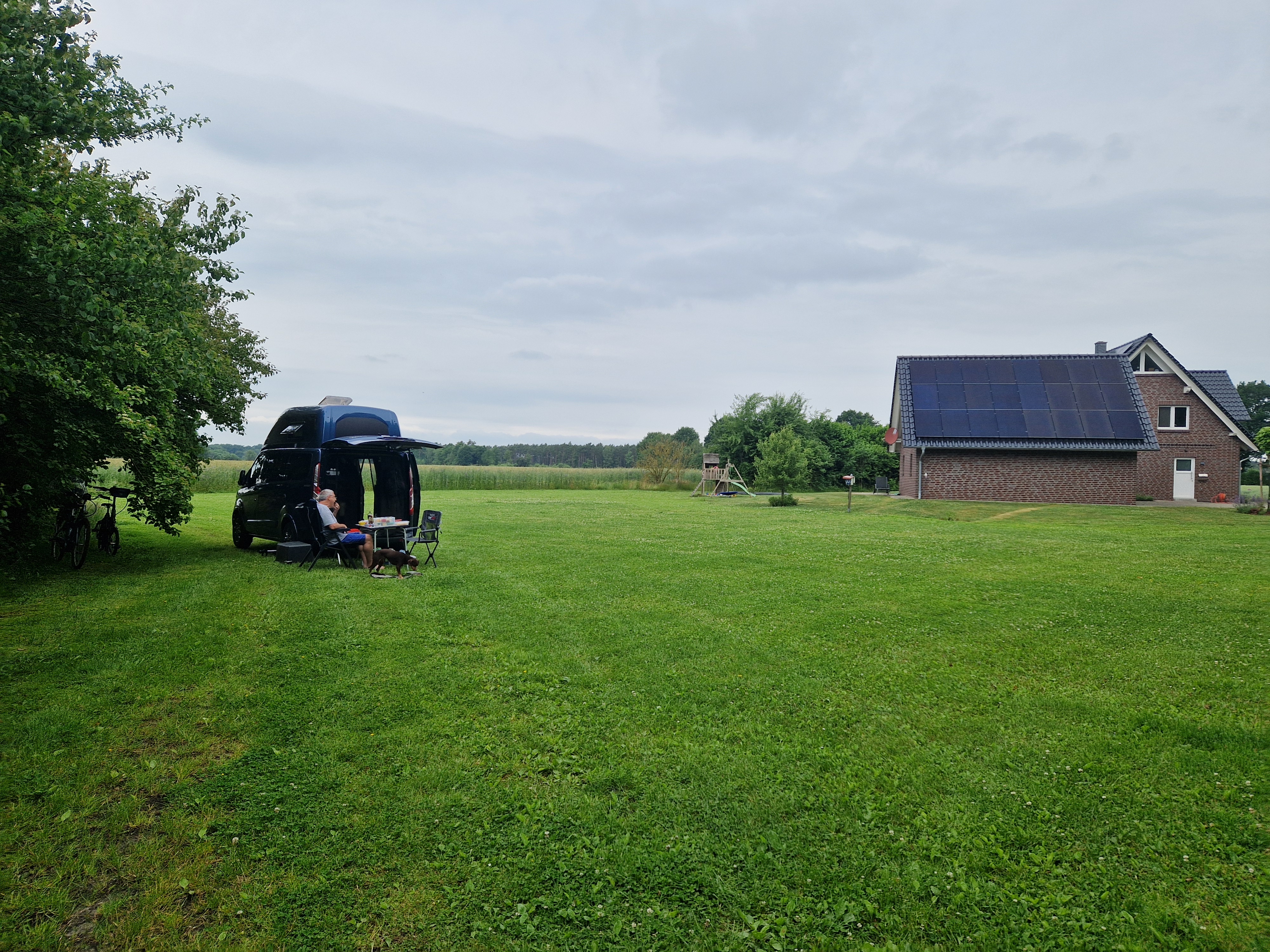 Wohnmobilstellplatz: Toller Platz in absoluter Ruhe und weiter Aussicht. Super netter und hilfsbereiter Betreiber. Strom vorhanden und moderater Preis. Wir fühlen uns sehr wohl und kommen wieder  - Wohnmobilstellplatz Heber (Surbostel)