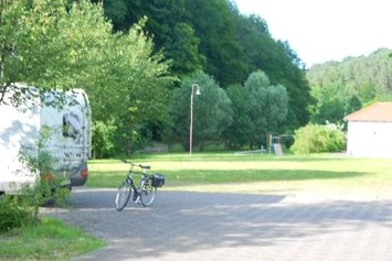 Wohnmobilstellplatz: Stellplatz mit Blick auf Weiher und Kiosk  - Stellplatz am Weiher Lemberg