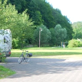 Wohnmobilstellplatz: Stellplatz mit Blick auf Weiher und Kiosk  - Stellplatz am Weiher Lemberg