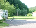 Wohnmobilstellplatz: Stellplatz mit Blick auf Weiher und Kiosk  - Stellplatz am Weiher Lemberg