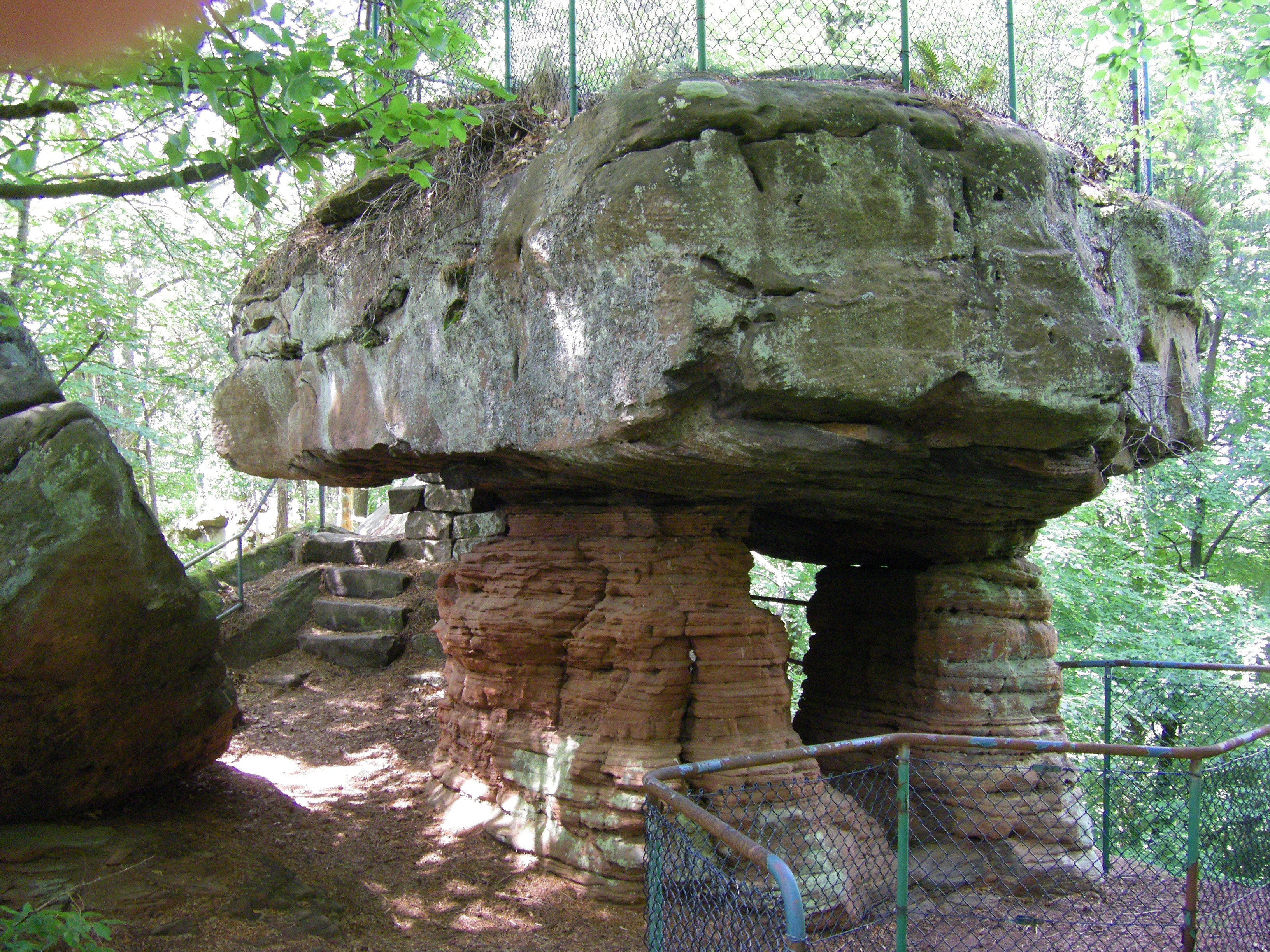 Wohnmobilstellplatz: Markante Felsen auf den beiden Premiumwanderwegen - Stellplatz am Weiher Lemberg