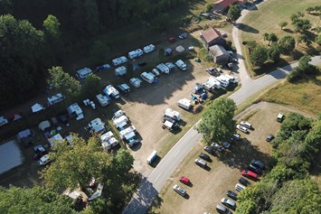 Wohnmobilstellplatz: Campingplatz von oben - Naturbad Königstein