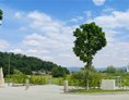 Wohnmobilstellplatz: Wohnmobilstellplätze im Grünen - Blick zum Bayerischen Wald - Stellplatz am Freizeit- und Erlebnisbad elypso