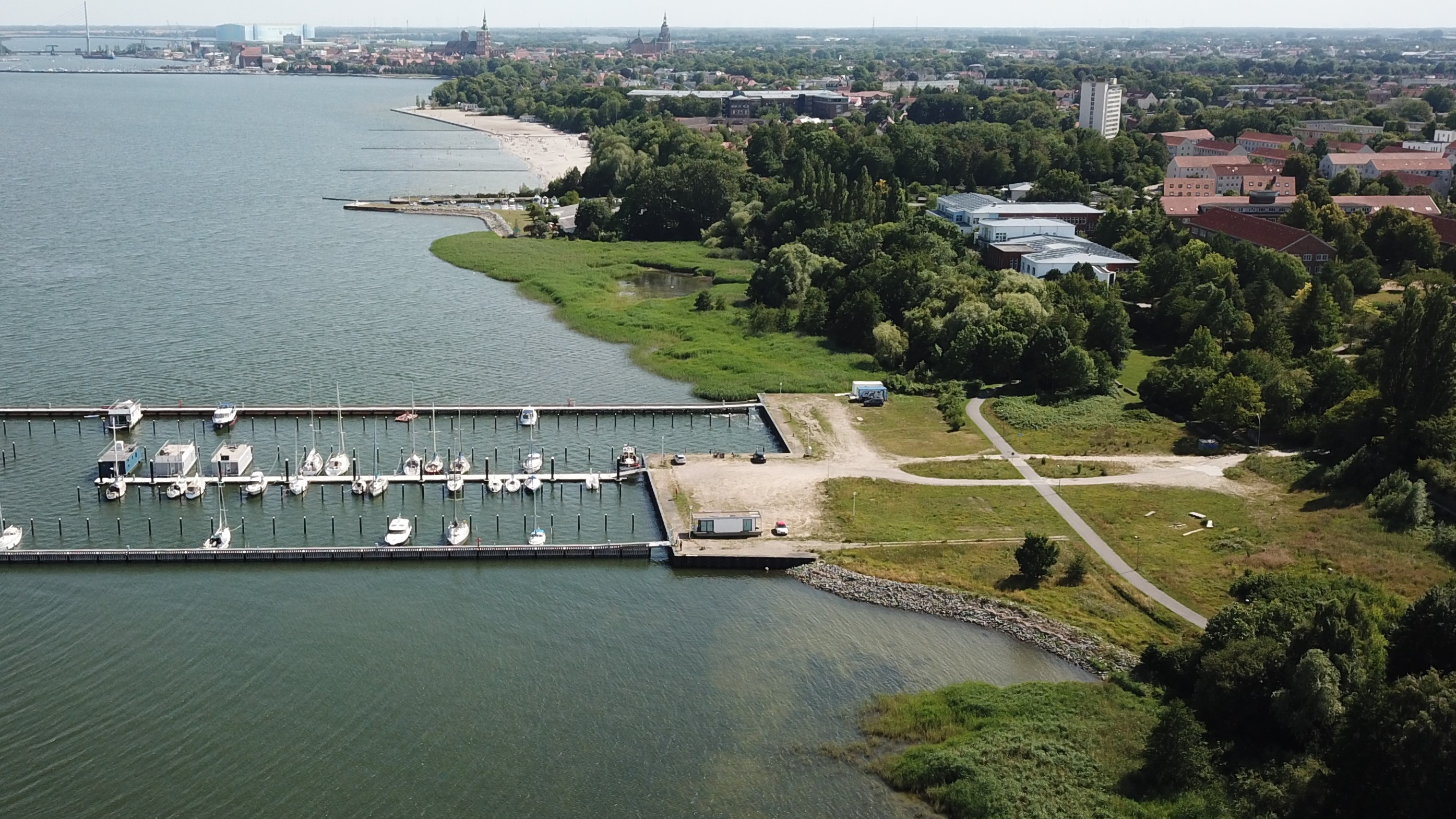 Reisemobilstellplatz - Art des Stellplatz: eigenständiger Stellplatz - Rügen - Marina Schwedenschanze mit Stellfläche - Stellplatz Schwedenschanze