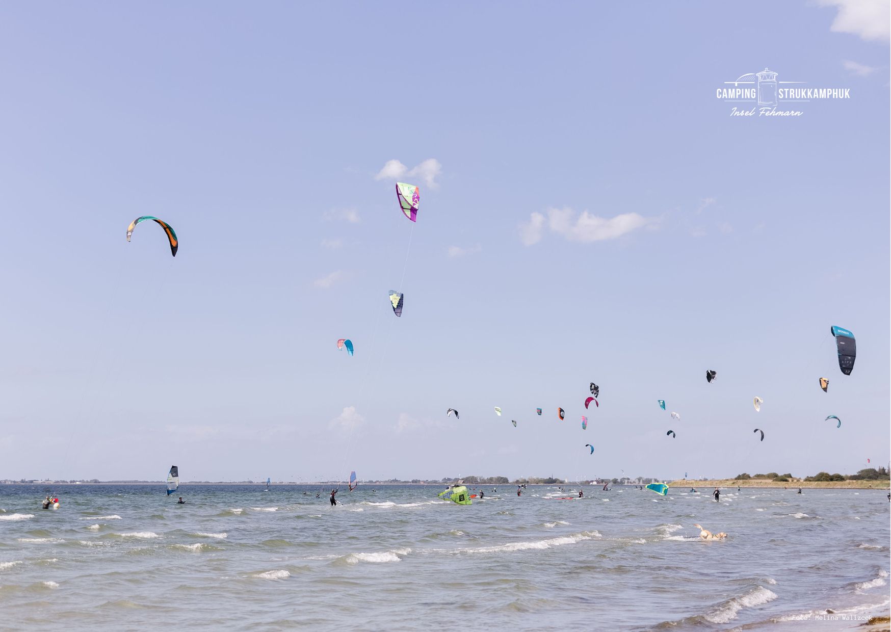 Wohnmobilstellplatz: Es lebe der Wassersport. Strukkamphuk verspricht beste Bedingungen für Windsurfer, Kiter & Co. Das Revier ist Teil der bekannten Orther Reede. - Stellplatz Camping Strukkamphuk