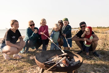 Wohnmobilstellplatz: Stockbrot am Strand mit unserer Animation - Stellplatz Camping Strukkamphuk