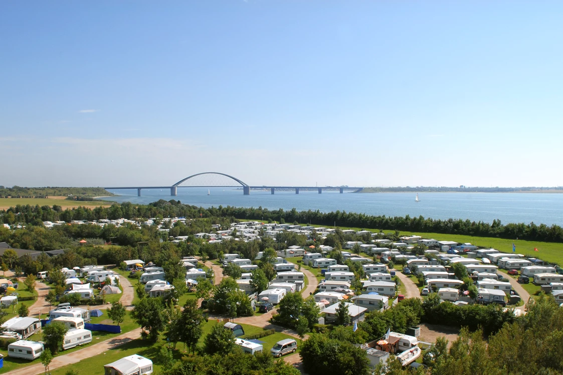 Wohnmobilstellplatz: Blick auf die Fehmarnsundbrücke - Stellplatz Camping Strukkamphuk